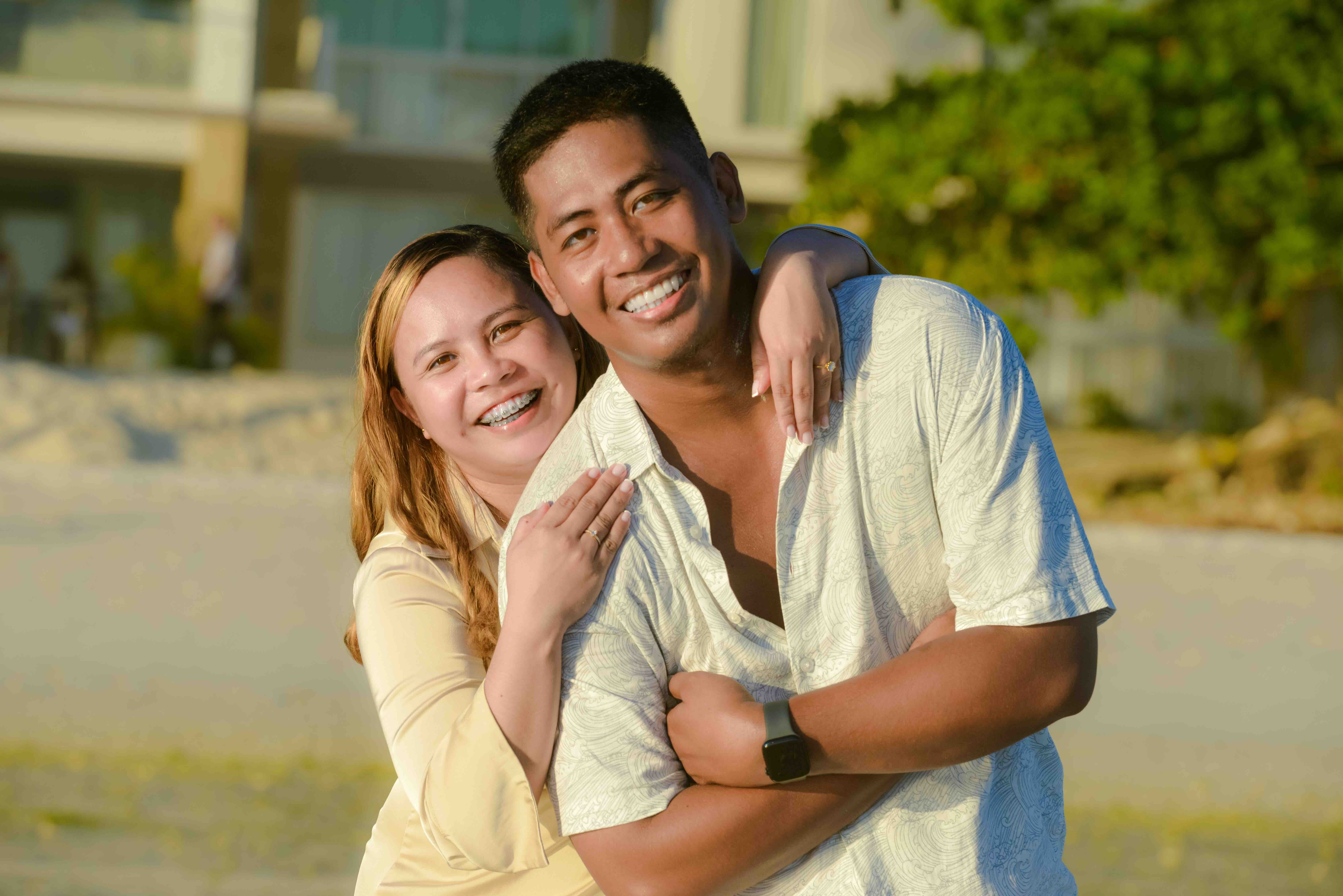 Jewel hugging Lloyd from behind